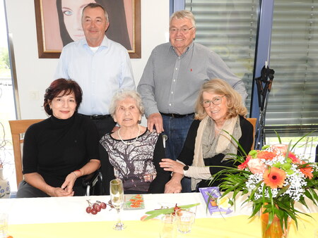 Svojci slavljenke od leve sedijo Lili,  Slavica in Stanislava,  stojita pa Iztok in Anton